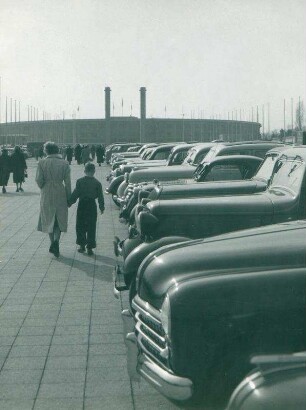 Olympia-Stadion. Auf dem Parkplatz