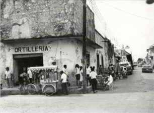 Belebte Straße voller Armut in Valladolid