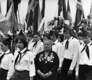 Leningrad ca. 1975, Junge Pioniere und eine ordensgeschmückte Veteranin