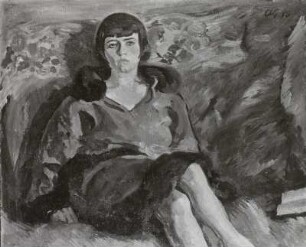 Junge Dame auf dem Sofa