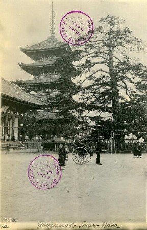 Nara. Junges Mädchen mit Kleinkind auf dem Rücken und Tourist in einer Rikscha. Blick zur Pagode Gojūnotō
