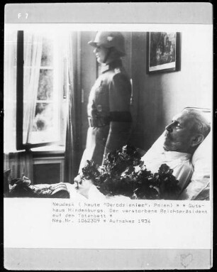 Der verstorbene Reichspräsident Hindenburg auf dem Totenbett in seinem Wohnhaus in Neudeck (Kreis Rosenberg )