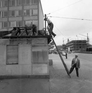 Abbruch des ehemaligen Verkaufskiosks mit pagodenförmigem Dach am Ettlinger Tor.