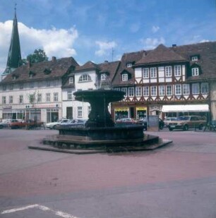 Holzminden. Marktplatz mit Brunnen im Zentrum der Altstadt
