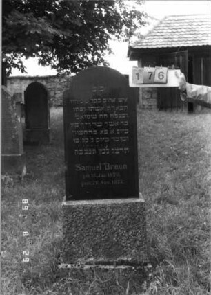 Grabstein 176 (Index: 100107464) Material: schwarzer Granit Zustand: gut Maße HxBxT: 161x51x16 cm Beschreibung: Stele mit eingezogenem Rundbogenabschluß, getreppter Sockel: Grabstein 176