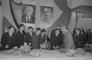 Die vietnamesischen Messedelegation empfängt Johannes Dieckmann