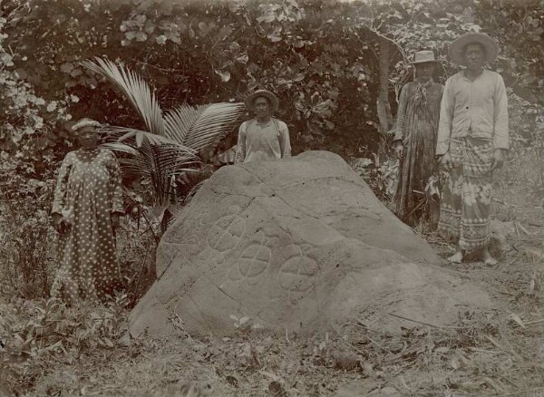 "Stone "Ofai honu" on Bora-Bora."