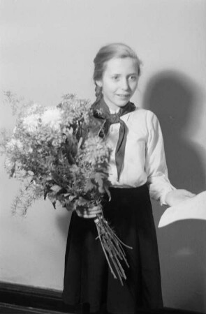 Porträtaufnahmen einer FDJlerin und einem Jungen Pionier mit Blumenstrauß : Porträt eines Mädchens mit Blumenstrauß
