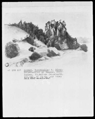 Schloßruine auf Felsen an einem Fluß