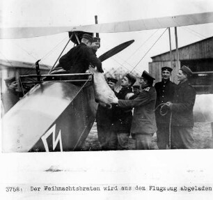 Erster Weltkrieg. Empfang eines Weihnachtsbratens durch deutsche Flieger