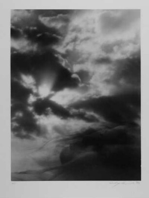 o. T. : o. T. (Porträt einer liegenden Frau vor Wolken). Fotografie; 50,1 x 35 cm (Blattgröße), 38,5 x 29,1 cm (Bildgröße). 1980