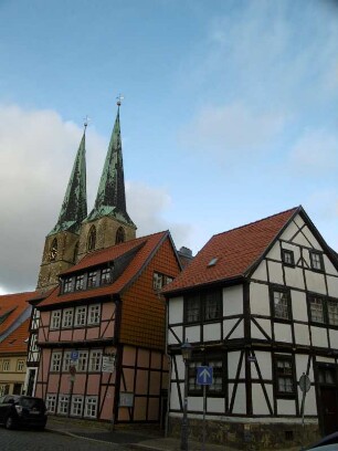 Quedlinburg: Stadtimpression mit Fachwerkbauten und St. Nikolai