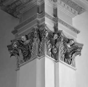 Kapitelle mit Engelsköpfen — Kapitell