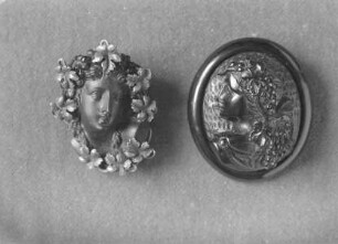 Brosche mit Mädchenkopf mit Weinlaub (Trauerschmuck)
