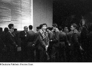 Angehörige der Nationalen Volksarmee auf der IX. Kunstausstellung der DDR