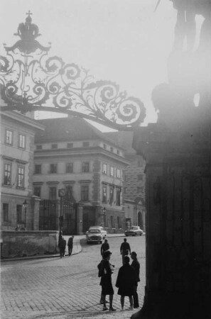 Blick vom Eingang zum Burghof über den Hradschiner Platz zum Palais Schwarzenberg