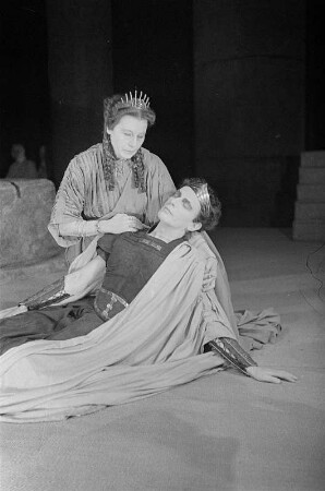 Szenenbilder aus dem Stück "König Oedipus" von Sophokles am Deutschen Theater Berlin : Szene mit Gerda Müller als Königin Iokaste und Gustaf Gründgens als König Oedipus