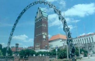Darmstadt. Blick durch Metallbogen auf Hochzeitsturm