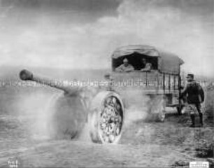 Transport eines französischen Geschützes mit einem Lastwagen