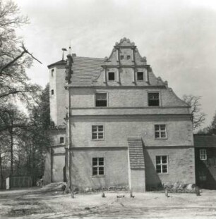 Groß Polzin-Quilow. Wasserschloss (Gemeindebüro, Wohnungen). Ostseitenfront mit Giebel (wohl 17. Jahrhundert aufgestockt)