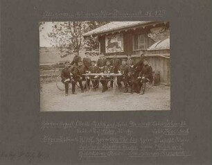 12 Offiziere des Grenadier-Regiments (König Karl) Nr. 123, teils stehend mit Fahrrädern, teils sitzend, in Uniform mit Mütze vor Waldhütte mit Ausschank
