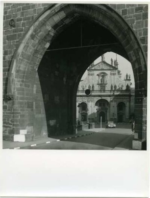 Blick durch den altstädter Brückenturm zur Clemenskirche, Prag, Böhmen und Mähren