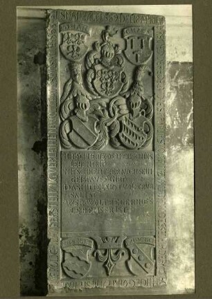 Katholische Kirche. Grabstein des Philipp von Dahn und zu Altdahn, 1589