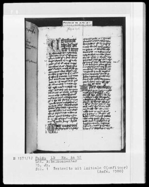 Lateinischer Bibelkommentar — Initiale C(onfiteor), Folio 1recto