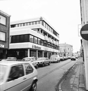 Kreissparkasse Stormarn: Hagenstraße: Zentrale: vor Einweihung, mit Firmenname: davor parkende Autos, Autos auf Straße: hinten Historisches Rathaus