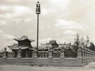 Ulan Bator. Gandan-Kloster (1801/1850). Umfassungsmauer mit buddhistischer Siegesstandarte