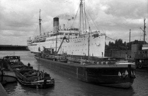 Bremerhaven: Schiff "Columbia", Greek-Line mit Schleppkähnen, in der Schleuse