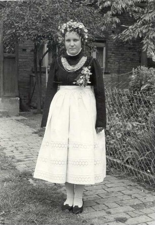 """Halbdeutsche"" Schleifer Tracht aus Rohne, Brautjungfer" : Kleidung - Schleifer Tracht. Ort: Rowno / Rohne. "Halbdeutsche" Schleifer Tracht. Brautjungfer (družka) zur Trauung.