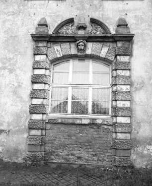 Triebel-Posseck, Am Kulturhaus 1. Ehemaliges Rittergut (1301/1400). Herrenhaus. Ehemaliges Portal