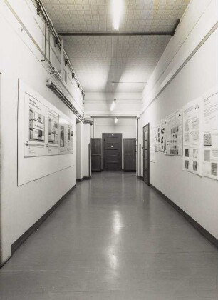 Sächsische Landesbibliothek - Staats- und Universitätsbibliothek Dresden. Zweigbibliothek Maschinenwesen, Teilbibliothek Produktionstechnik/Werkzeugmaschinen. Gang zur Bibliothek : Dresden-Südvorstadt, George-Bähr-Straße 3c (Zeuner-Bau der TU Dresden). Sächsische Landesbibliothek - Staats- und Universitätsbibliothek Dresden. Zweigbibliothek Maschinenwesen, Teilbibliothek Produktionstechnik/Werkzeugmaschinen. Gang zur Bibliothek