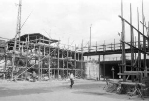 Wiederaufbau der Bahnpost-Brücke, des nördlichen Teils der Brücke über die langgestreckte Unterführung bei der Ettlinger Straße.