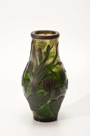 Vase mit Wasserpflanzen