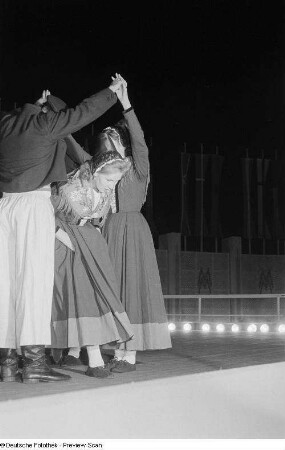 Personen bei einer Tanzvorführung auf der Leipziger Herbstmesse 1954