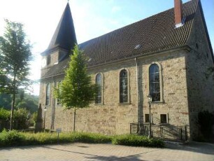 Ansicht von Norden mit Kirche (Langhaus Barock erneuert) in ehemaligem Kirchhof (im 18 Jh aufgelassen)