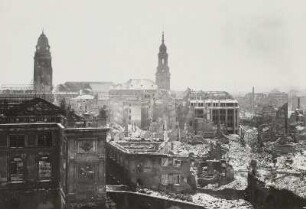 Dresden. Blick vom Ständehaus nach Süden über die Ruinen der Innenstadt auf Rathaus und Kreuzkirche