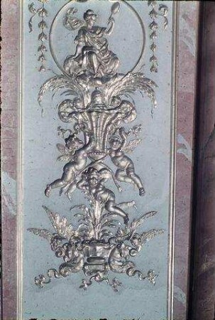 Stuckfelder mit ornamentalem und figuralem Dekor