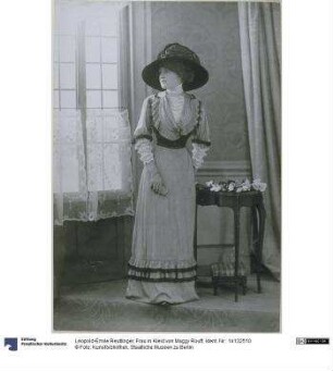 Frau in Kleid von Maggy Rouff