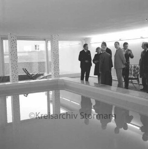 Seniorenwohnanlage Rosenhof I: Hoisdorfer Landstraße: Einweihung: Hallenbad: Besichtigung durch Landesminister für Soziales Karl Eduard Claussen im Beisein des stelvvertretenden Bürgervorstehers Karl Preßler und Gästen