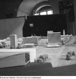 Weiterführung Aufbau Zentrum, diverse Modelle; Modell Rathaus; Modell Altmarkt, Prager Straße; Modell Pirnaischer Platz; Modell Fernsehturm