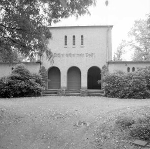 Chemnitz-Reichenbrand, Zwickauer Straße 457. Johannesfriedhof (um 1900 angelegt). Friedhofskapelle (1930). Eingangsseite