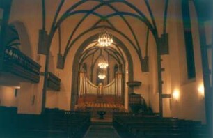 Chur, Pfarrkirche St. Martin. Blick durch das Langhaus zur Orgel von Orgelbau Kuhn AG (1992). 43 Register