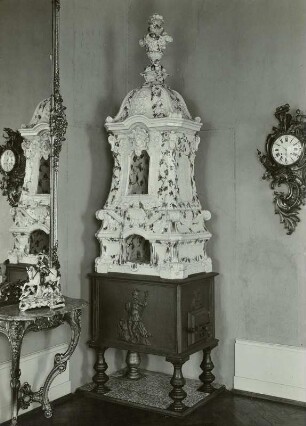 Tonofen : Tonofen mit gußeisernem Untergestell. (1701/1750; Lauchhammerwerk). Moritzburg, Barockmuseum Schloss Moritzburg