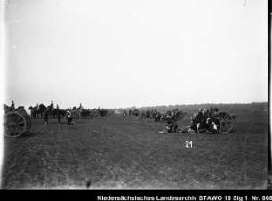 Geländeübung des Feld-Artillerie-Regiments Nr. 46 Enthält: Platte 21, Soldaten mit Geschützen und mit Pferden bespannten Geschützlafetten