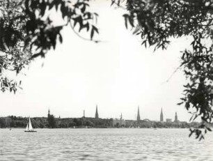 Blick von der "Schönen Aussicht" auf Außen-Alster in Hamburg