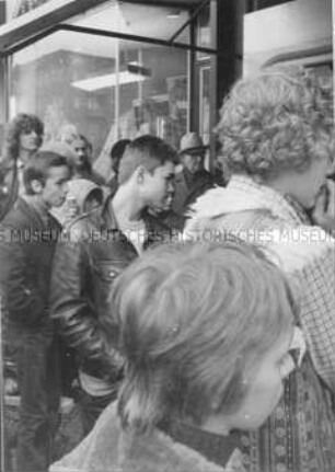 Menschen vor einem Schaufenster