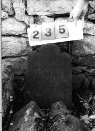 Grabstein 235 (Index: 100099882) Maße HxBxT: 44x28x12 cm Besonderheit: Kindergrab: Grabstein 235